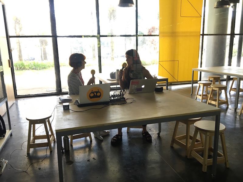 protiv-striptiz-angel-v-pole